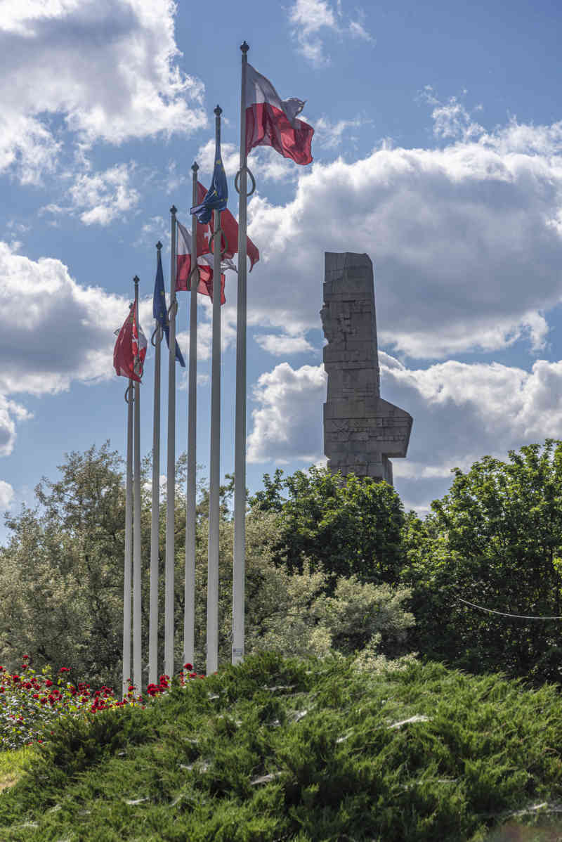Polonia - Gdansk 173 - Westerplatte - monumento al Heroísmo del Ejercito Polaco.jpg
